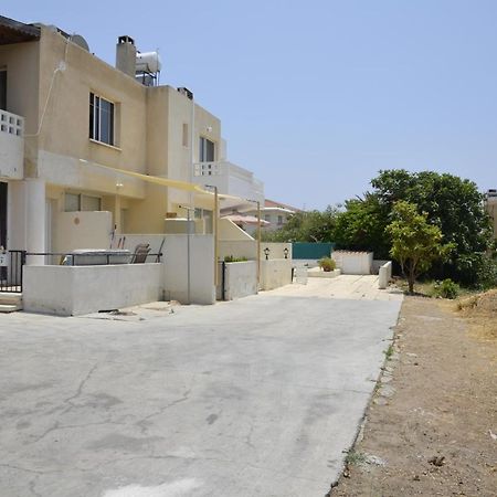 Peaceful Townhouse With Private Pool Near The Sea Lägenhet Paphos Exteriör bild