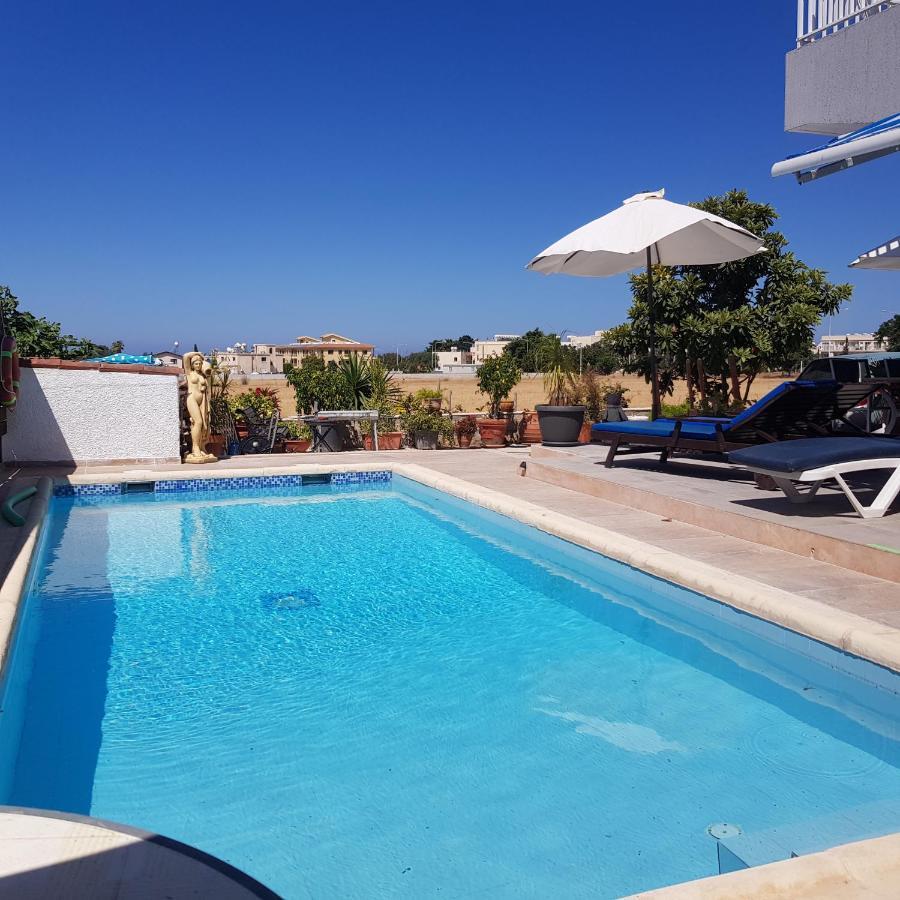 Peaceful Townhouse With Private Pool Near The Sea Lägenhet Paphos Exteriör bild