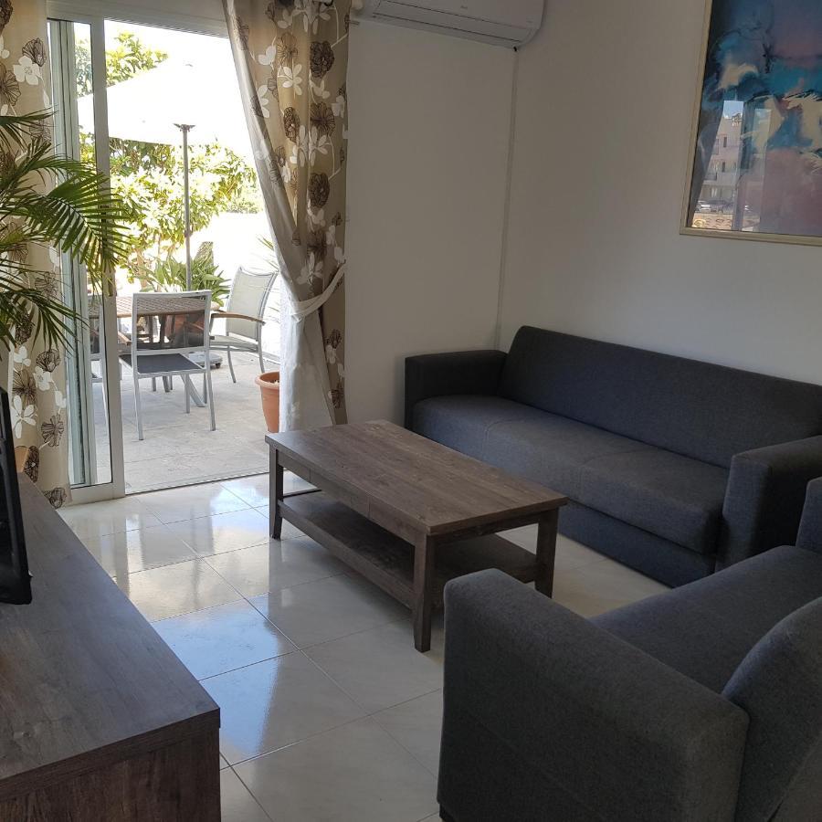 Peaceful Townhouse With Private Pool Near The Sea Lägenhet Paphos Exteriör bild