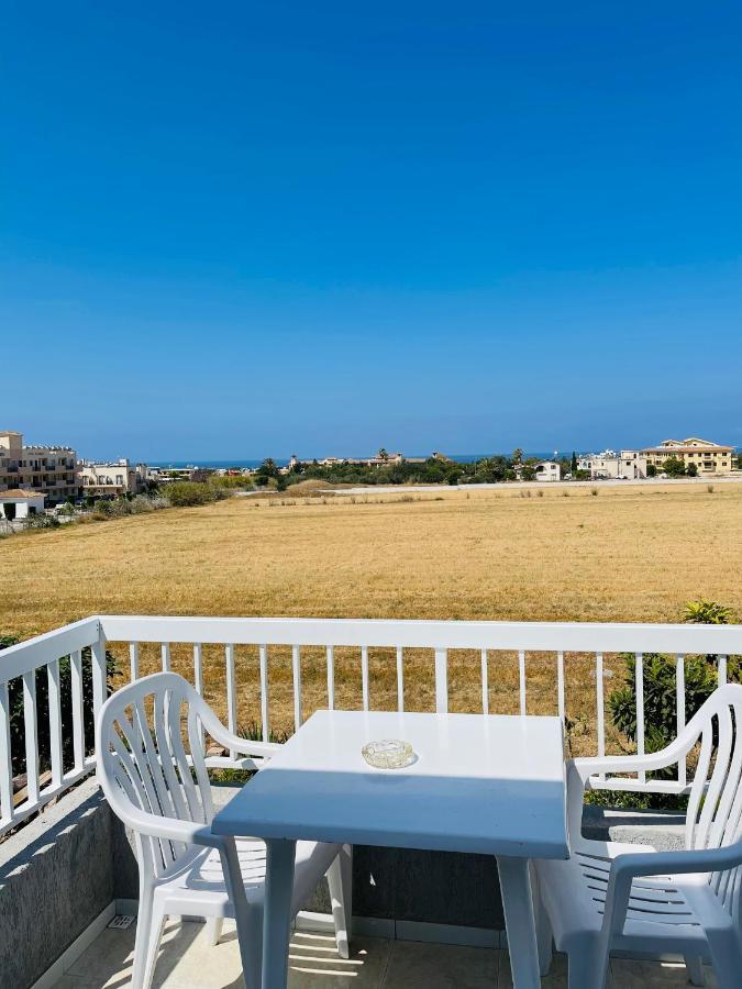 Peaceful Townhouse With Private Pool Near The Sea Lägenhet Paphos Exteriör bild