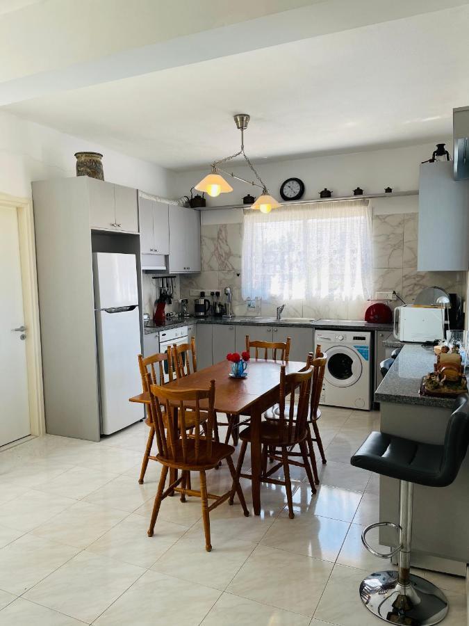 Peaceful Townhouse With Private Pool Near The Sea Lägenhet Paphos Exteriör bild