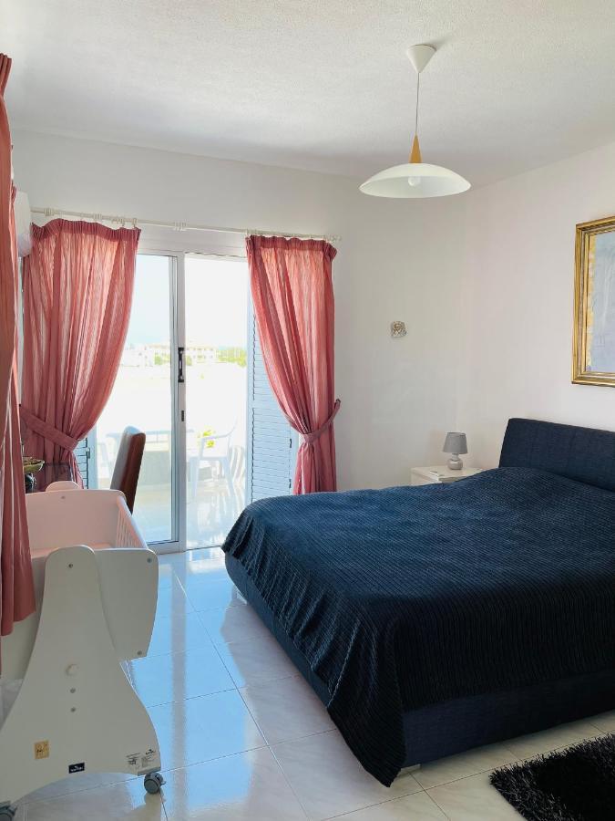 Peaceful Townhouse With Private Pool Near The Sea Lägenhet Paphos Exteriör bild
