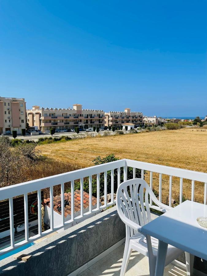 Peaceful Townhouse With Private Pool Near The Sea Lägenhet Paphos Exteriör bild