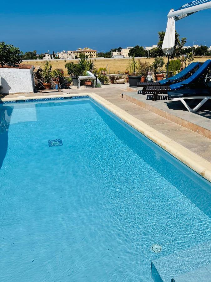 Peaceful Townhouse With Private Pool Near The Sea Lägenhet Paphos Exteriör bild