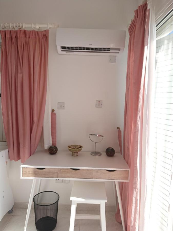 Peaceful Townhouse With Private Pool Near The Sea Lägenhet Paphos Exteriör bild