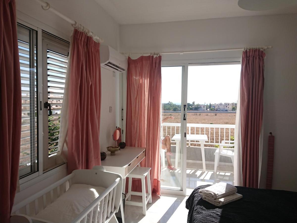 Peaceful Townhouse With Private Pool Near The Sea Lägenhet Paphos Exteriör bild