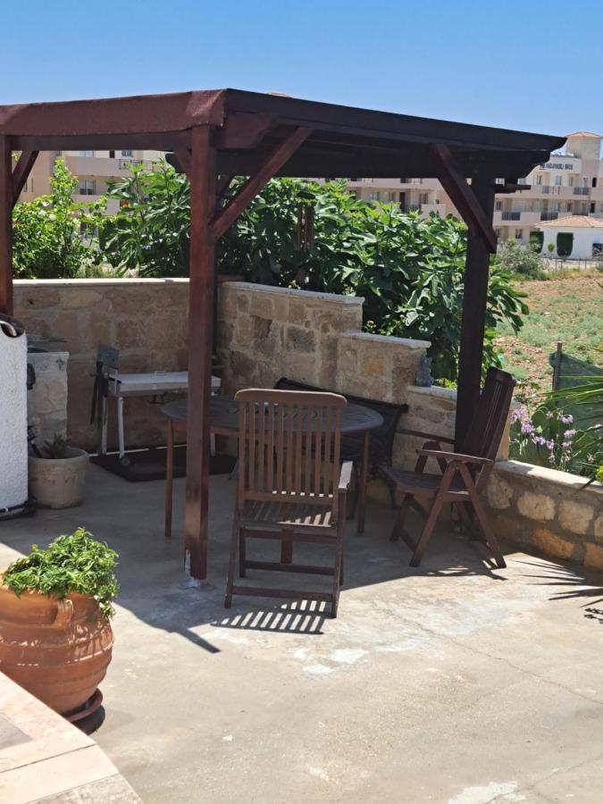 Peaceful Townhouse With Private Pool Near The Sea Lägenhet Paphos Exteriör bild