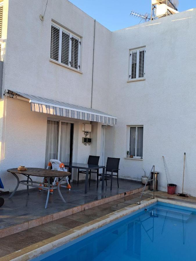 Peaceful Townhouse With Private Pool Near The Sea Lägenhet Paphos Exteriör bild