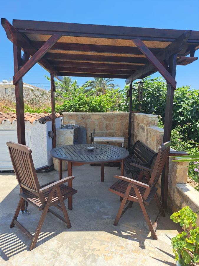 Peaceful Townhouse With Private Pool Near The Sea Lägenhet Paphos Exteriör bild